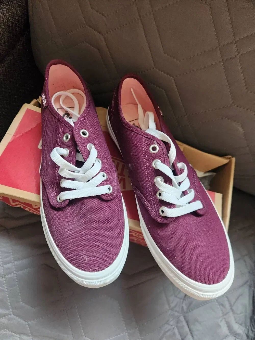 Vans Women’s Maroon Flat Slip-On Lace-Up Shoes, Size 9 (R)